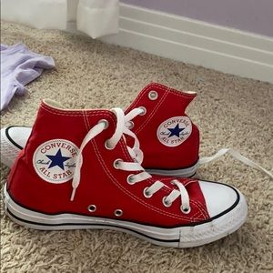 Red barely worn converse women’s 7.5